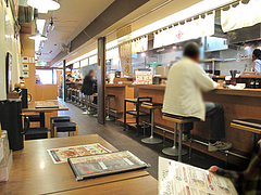 店内:カウンターとテーブル@ちゃんぽん座・十鉄・西新商店街