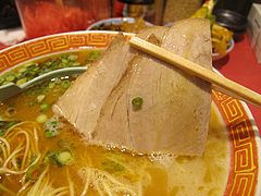 料理:黒ラーメンチャーシュー@博多成金ラーメン