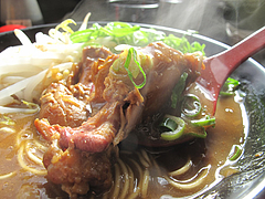 14ランチ:スパイシーカレーらーめんの手羽肉@博多新地ラーメン・福岡空港