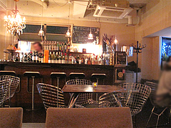 店内:カウンターとテーブル@cafe tempo(カフェ・テンポ)・今泉・天神
