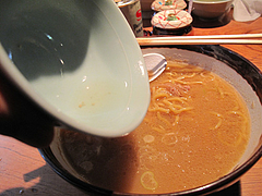 17ランチ:割りスープ入れる@札幌味噌ラーメン・すみれ・博多店
