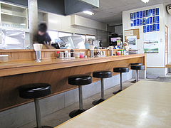 3店内:カウンターと小上がり@昭和福一ラーメン・那珂川・春日