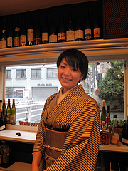 17店内:ユキノ店長さんスマイル@バー・Yumekichi Wine(ユメキチワイン)