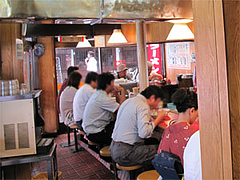 店内カウンター@博多ラーメンはかたや川端店