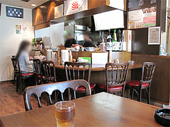 店内:カウンターとテーブル席@麺菜酒家・支那そば・あすか・大橋