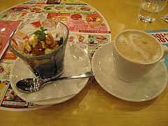 料理:黒糖ゼリーバニラ添えとドリンクバーカプチーノ@ガスト・東比恵店
