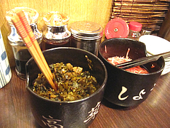 5店内:卓上の辛子高菜と紅しょうが@ラーメンTAIZO(タイゾー)那珂川店