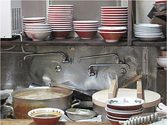 13店内:出番待ちラーメン@箱崎・春陽軒