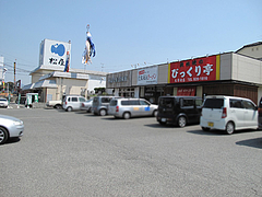 10外観:びっくり亭・駐車場@五号線沿いの元祖長浜ラーメン・太宰府