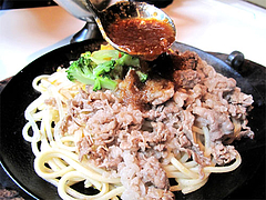 料理:牛肉スタミナ焼ソースかける@エルボン・博多区古門戸町