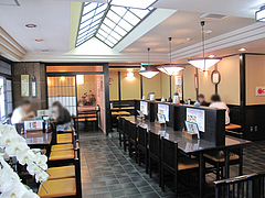 店内:カウンターとテーブル席@そば茶屋・華元本店