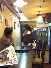 店内:カウンターとテーブル席@ふくちゃん亭・藤崎通り商店街
