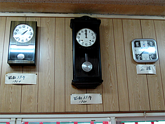 店内:古い時計・昭和35年と昭和39年@長浜ラーメン量亭