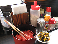 3店内:卓上@博多新地ラーメン・福岡空港