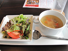 ランチ:オムライスのスープとサラダ@ドッグカフェレストラン・ワンパーク大濠店