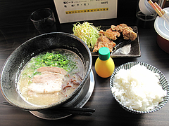 6ランチ:鶏の唐揚げ定食850円@博多新地ラーメン・福岡空港