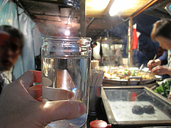 5料理:お酒じゃなくてお冷です。@屋台・丸和前ラーメン・小倉・旦過市場
