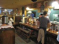 5店内:カウンター・テーブル・小上がり@居酒屋kikura(キクラ)・博多駅