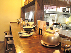 店内:カウンター席@天砲ラーメン・春日