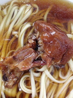 9豚脚麺・豚足そばの煮込みアップ@徳記