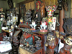 店内:燻された民芸品@地鶏炭火焼・佐土野家・湯布院(由布院)