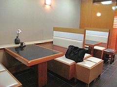 14店内：テーブル席＠高玉・中洲店・寿司