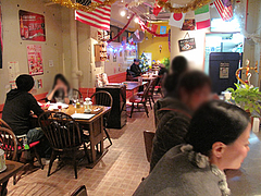 7店内:カウンターとテーブル席@チリ・ダイニング・博多区上牟田