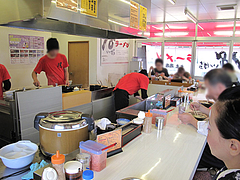 4店内:カウンター@18(いっぱち)ラーメン・春日・大土居店
