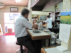 店内:カウンター@博多ラーメンしばらく平和台店