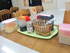 店内:卓上@ラーメン居酒屋赤のれん&とん吉・箱崎