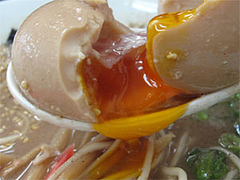 料理:煮玉子入りラーメンの玉子@魁龍博多本店