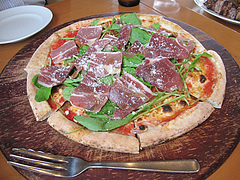 料理:生ハムとルッコラのピッツァ2,000円@檪の丘(くぬぎのおか)・湯布院