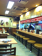 1店内:カウンター席@元祖赤のれん節ちゃんラーメン・天神本店