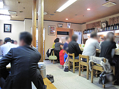 店内:カウンターと小上がり@おでん・はやし・福岡市中央区赤坂