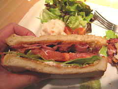 14ランチ:BLTサンドイッチ断面@サンビーニカフェ(Sunbini cafe)・ドッグカフェ・薬院