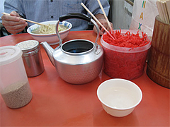 店内:小さなテーブル@ラーメン元祖長浜屋(ガンソ)