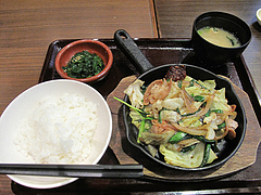 2ランチ:塩ホルモン鉄板定食490円@大衆居食家しょうき・半道橋店