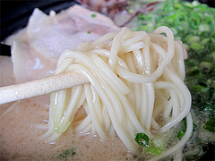 ラーメン:こつ豚ラーメン麺@らーめん・こつ豚(こつぶた)
