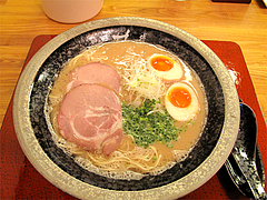 ランチ:とんこつ煮玉子ラーメン600円@あずみ(赤坂井田らーめん)・対馬小路