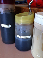 8店内:酢醤油・ソース・コショウ@中華橋本・薬院