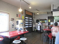4店内:カウンター・テーブル@麺や・金の豚・ラーメン・野方