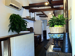 店内:2階テーブル席と小上がり@ラーメン・博多麺屋台・た組