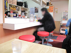 店内:カウンターとテーブル席@長浜ラーメン・じろう・西新