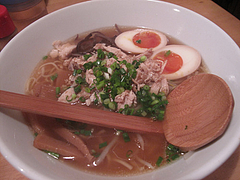 ランチ:醤油ラーメン・平麺・煮卵780円@烏骨鶏ラーメン・天照