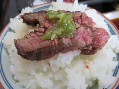 8牛赤身のBBQ丼1