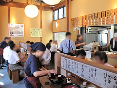店内:対面カウンター席@中世博多うどん春月庵・承天寺前店