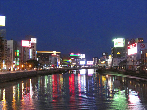 博多おんな節 福岡 川面に揺らめく中洲のネオンを愛でながら博多の夜を楽しむ ダイニングバー道 みち
