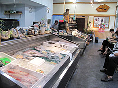 店内:ショーケースの前で待ちます@一心鮮魚店・久留米.jpg