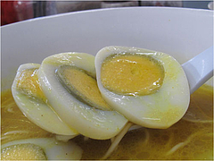 16メニュー:カレー味ダーメンのゆで卵スライス@ラーメン・博多ダーメン屋八千代店(八千代ダーメン)