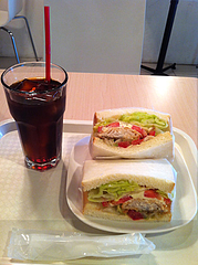 5サンドイッチランチ:【夏限定】白身フライとサルサソース490円+アイスコーヒー200円@sandelica(サンデリカ)・清川